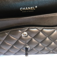 Chanel Classic Flap Bag Medium aus Leder in Bordeaux