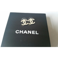 Chanel Boucles d'oreilles logo couleur argent