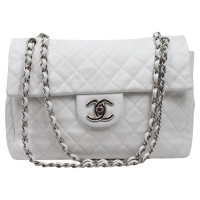 Chanel "Classic Maxi Flap Bag" in bianco