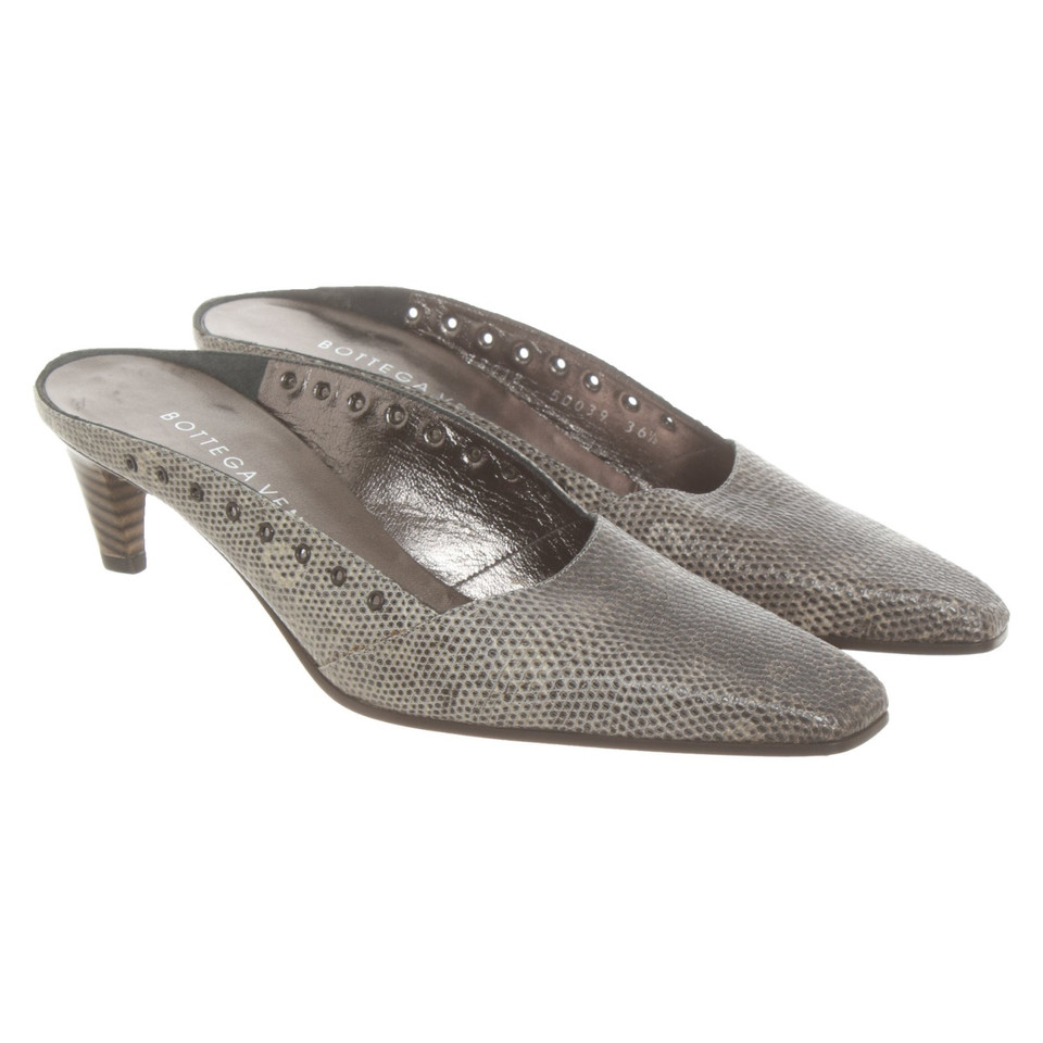 Bottega Veneta Pumps/Peeptoes aus Leder in Grau