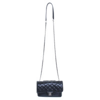 Chanel Schwarze Umhängetasche aus Glattleder mit silberfarbenen Details