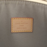 Louis Vuitton Clutch aus Lackleder in Creme