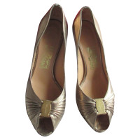 Salvatore Ferragamo Pumps/Peeptoes Leer in Goud