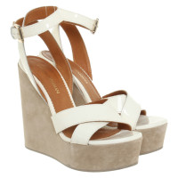 Armani Wedges aus Lackleder in Creme