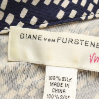 Diane Von Furstenberg Robe en bleu Enveloppez foncé avec motif graphique