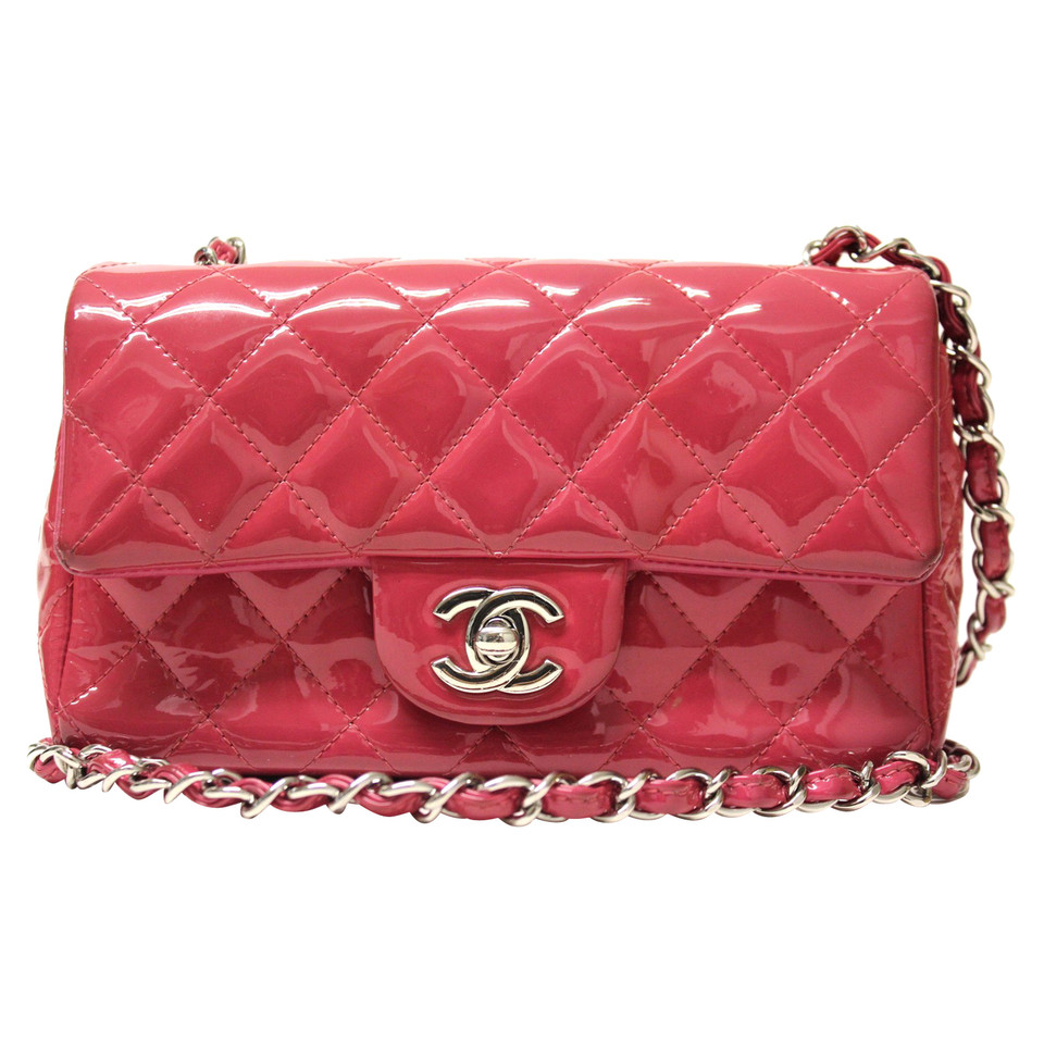 Chanel Classic Flap Bag New Mini aus Lackleder in Fuchsia