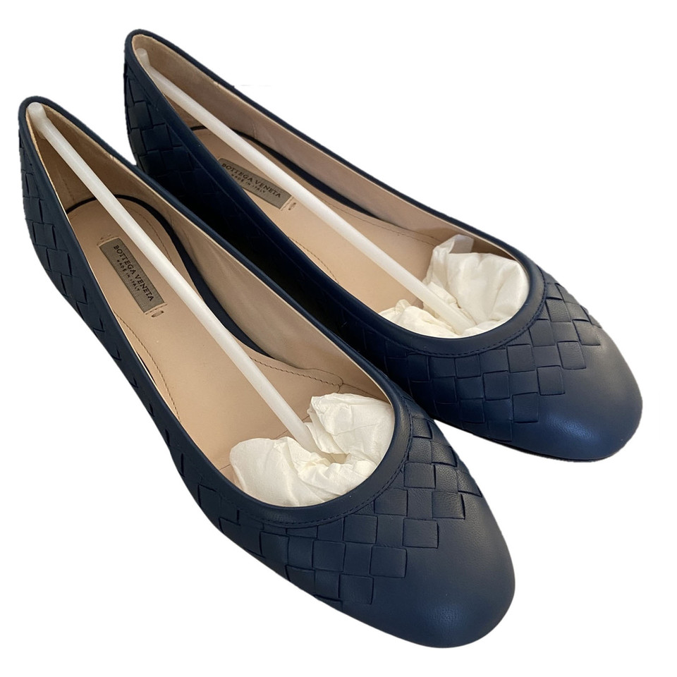 Bottega Veneta Slippers/Ballerina's Leer in Blauw