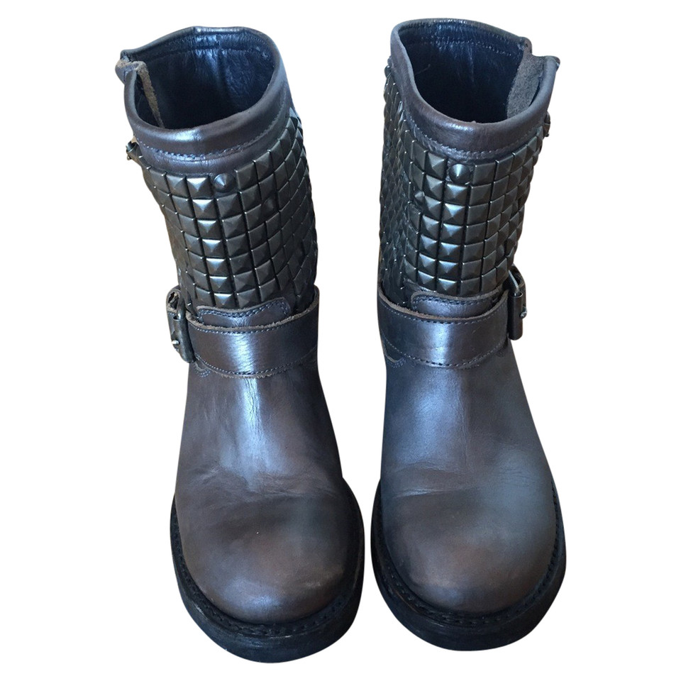 Ash boots