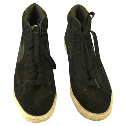 Nike Sneakers aus Wildleder in Schwarz