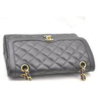 Chanel Classic Flap Bag Medium in Schwarz