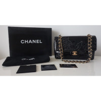 Chanel Camélia aus Lackleder in Schwarz