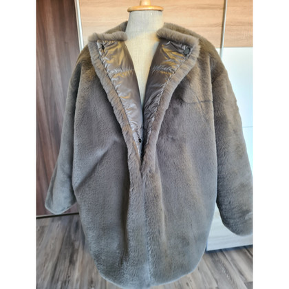 Moncler Jacke/Mantel in Taupe