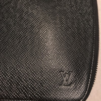 Louis Vuitton Pochette Leather in Black