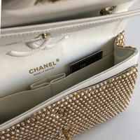 Chanel Classic Flap Bag Medium aus Leder in Weiß