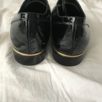 Moschino Chaussures à lacets en cuir verni