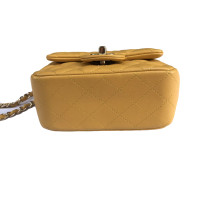 Chanel Classic Flap Bag Mini Square aus Leder in Gelb