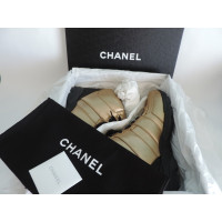 Chanel Goldfarbene Sneakers