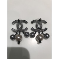 Chanel Logo-Ohrringe mit Perlen