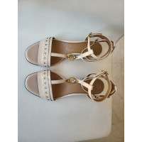 Chloé Sandals Patent leather in Beige