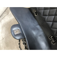 Chanel Classic Flap Bag Jumbo aus Leder in Grau