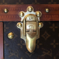 Louis Vuitton Coffre à bagages ancien LOUIS VUITTON XXL, monogramme "Golden 20s"