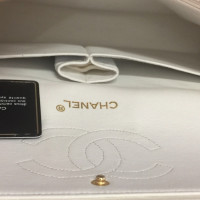 Chanel Classic Flap Bag Medium aus Leder in Weiß