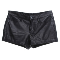 Theory Shorts in pelle in Black