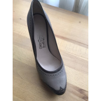 Salvatore Ferragamo Pumps/Peeptoes aus Leder in Grau