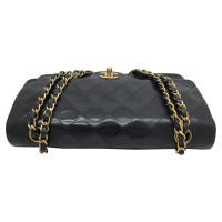 Chanel Classic Flap Bag Medium aus Leder in Schwarz