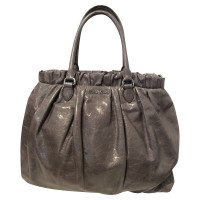 Miu Miu Shopper aus Leder in Grau