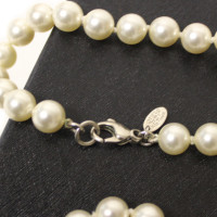 Chanel Collier de perles avec logo CC