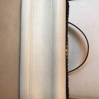 Louis Vuitton Twist MM23 aus Leder in Weiß