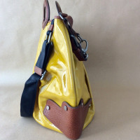 Marni Handtasche aus Lackleder in Gelb