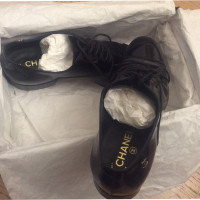 Chanel Schnürschuhe aus Lackleder in Schwarz