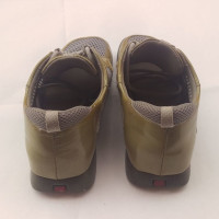 Prada Sneaker aus Lackleder in Olivgrün