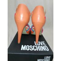 Moschino Love Sandalen aus Leder in Orange