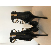 Jimmy Choo Pumps/Peeptoes Lakleer in Zwart