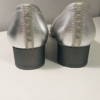 Prada Slipper/Ballerinas aus Leder in Silbern