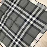 Burberry Schal/Tuch aus Seide in Grau