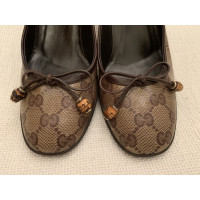 Gucci Pumps/Peeptoes aus Lackleder in Beige