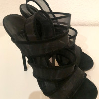 Gucci Sandalen aus Wildleder in Schwarz