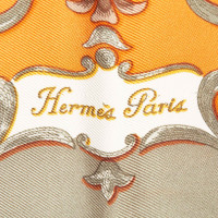 Hermès Echarpe/Foulard en Soie en Orange