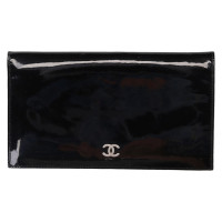 Chanel Täschchen/Portemonnaie aus Lackleder in Schwarz