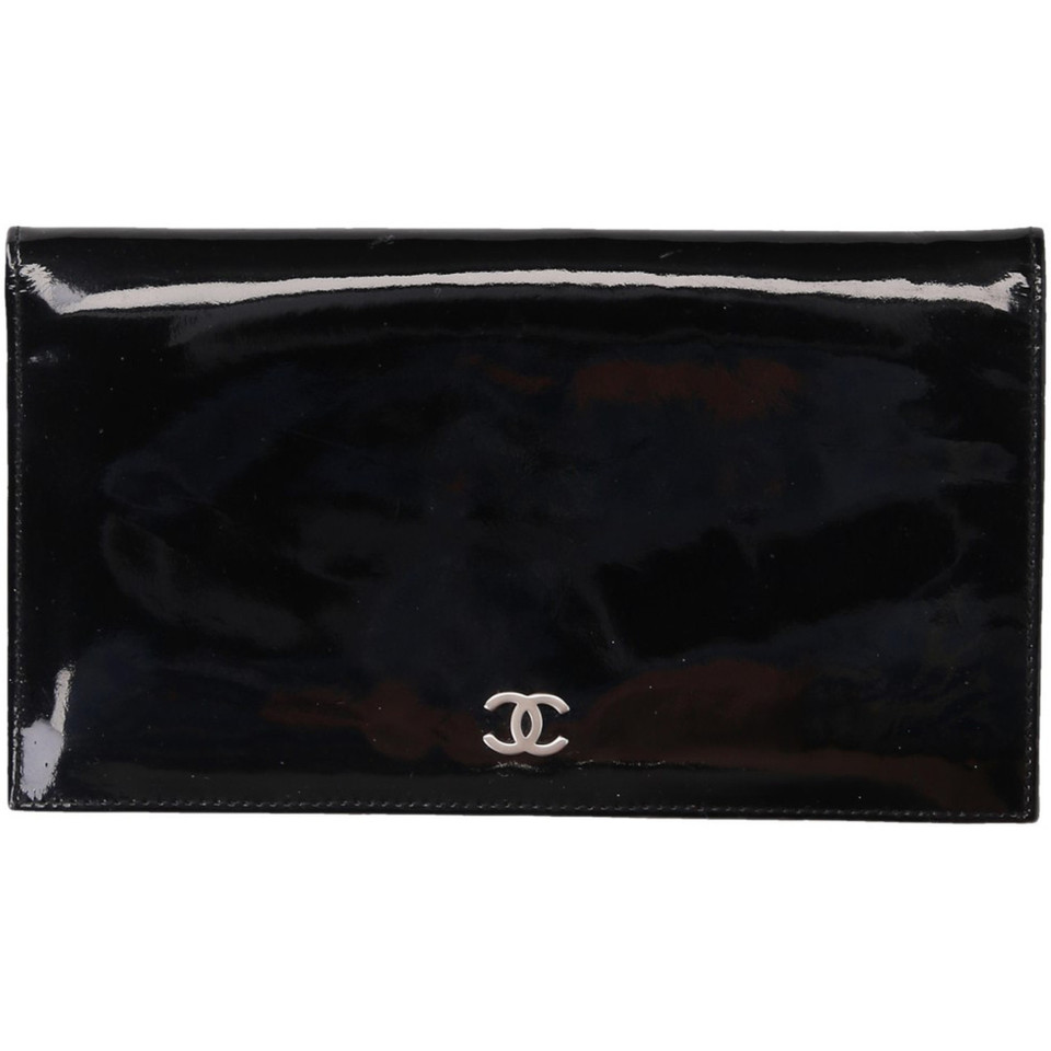 Chanel Täschchen/Portemonnaie aus Lackleder in Schwarz