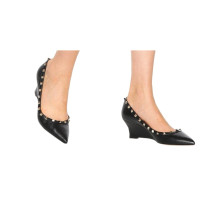 Valentino Garavani Pumps/Peeptoes aus Leder in Schwarz