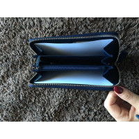Gucci Täschchen/Portemonnaie aus Lackleder in Blau