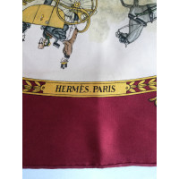Hermès Schal/Tuch aus Seide in Bordeaux