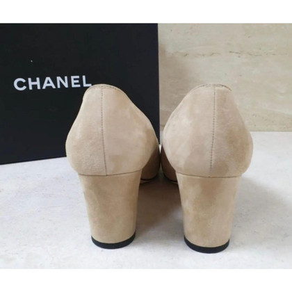 Chanel Décolleté/Spuntate in Pelle scamosciata in Beige