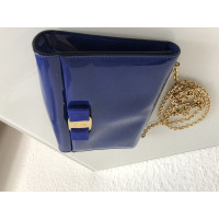 Salvatore Ferragamo Handtasche aus Lackleder in Blau