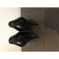 Yves Saint Laurent Pumps/Peeptoes aus Lackleder in Schwarz
